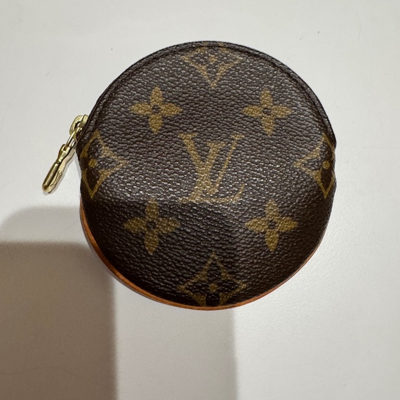 AUTHENTIC LOUIS VUITTON VINTAGE ROUND COIN POUCH - Picture 1 of 6